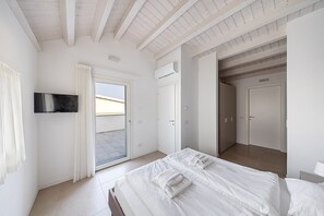 3 bedrooms, iron/ironing board, travel crib, free WiFi