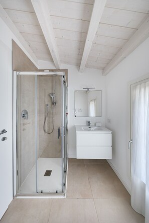 Shower, hair dryer, bidet, towels