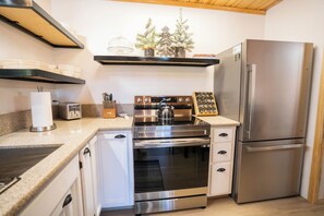 Frigorífico, microondas, horno y placa de cocina