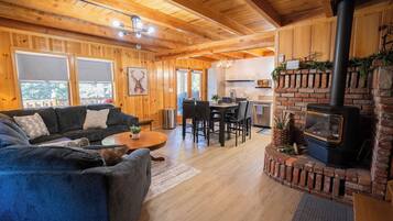 Smart-tv, een open haard, een dvd-speler en een tafeltennistafel