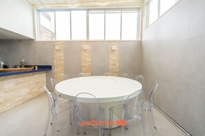 Dining - Duplex em Riviera a 500m da Praia com piscina (Bertioga)
