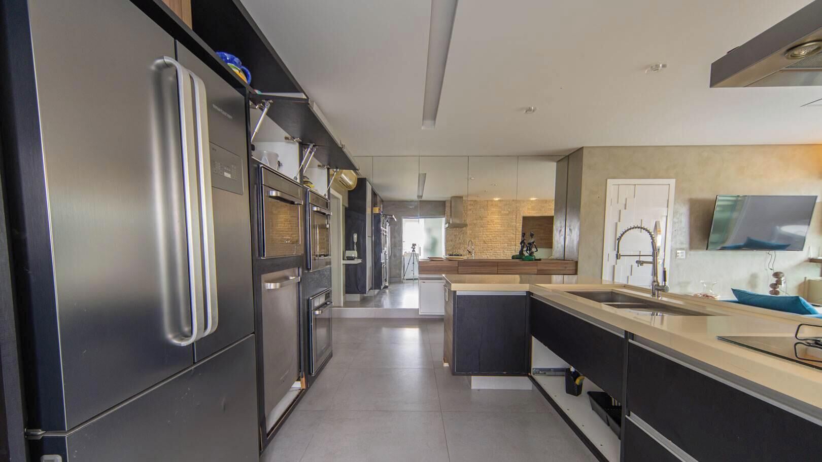 Geladeira, micro-ondas, fogão, cooktop