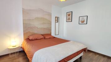 3 chambres, fer et planche à repasser, Wi-Fi, draps fournis