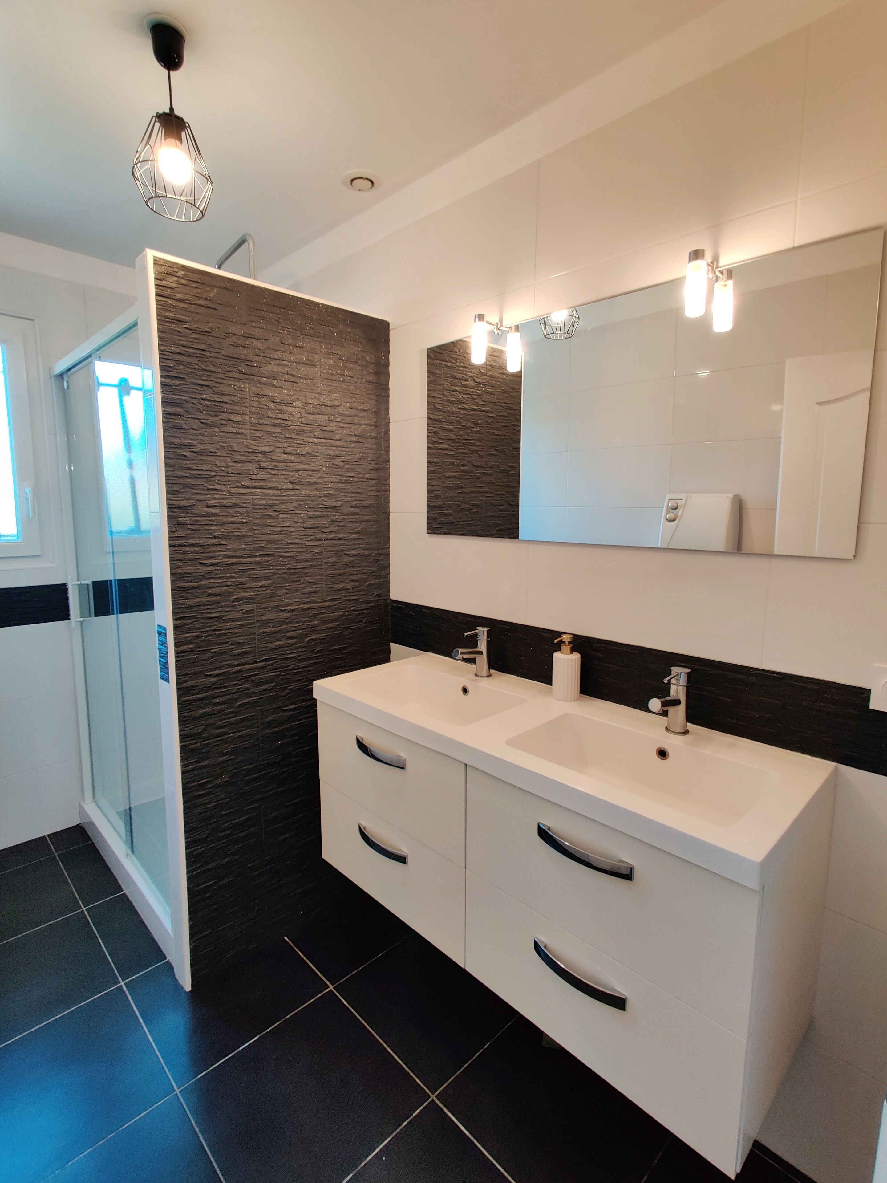Een douche, een haardroger, handdoeken, zeep