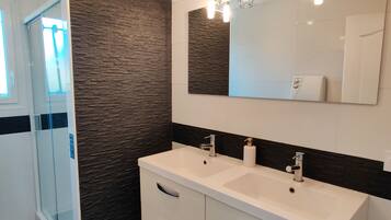 Een douche, een haardroger, handdoeken, zeep