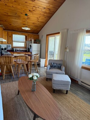 Interior de madera con comedor, cocina y zona de estar.
