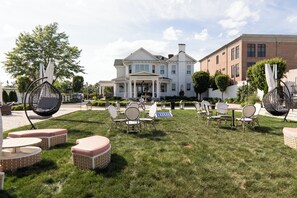 Outdoor dining - Pandora's Manor Bed & Breakfast (High Point)