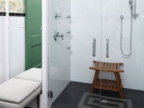 Luxury Room, City View | Bathroom | Free toiletries, hair dryer, slippers, towels - Pandora's Manor Bed & Breakfast (High Point)