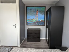 Tabla de planchar con plancha, wifi y ropa de cama 