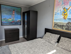 Een strijkplank/strijkijzer, wifi, beddengoed