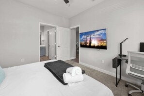 3 bedrooms, iron/ironing board, travel cot, WiFi - Bright 2BR: Scottsdale, Pet-friendly, Sunrise Peak (Scottsdale)