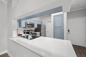 Fridge, microwave, oven, stovetop - Bright 2BR: Scottsdale, Pet-friendly, Sunrise Peak (Scottsdale)