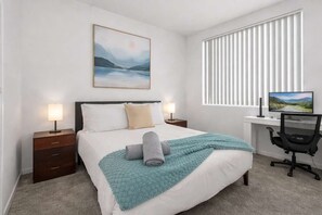 Een strijkplank/strijkijzer, reisbedje, wifi, beddengoed