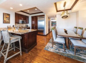 Dining - The Ritz-Carlton Club, Lake Tahoe, 3 Bedroom 3.5 Bath (Truckee)