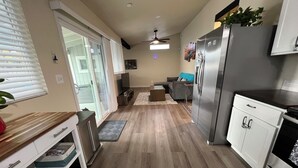 Interior - Peaceful Lakeside Retreat - Cozy 3BR Waterfront Home - Secure Parking (Clearlake)