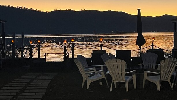 Outdoor dining - Peaceful Lakeside Retreat - Cozy 3BR Waterfront Home - Secure Parking (Clearlake)
