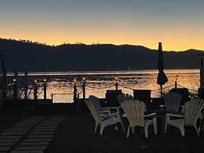 Outdoor dining - Peaceful Lakeside Retreat - Cozy 3BR Waterfront Home - Secure Parking (Clearlake)