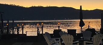 Charming 3-bedroom house on lake in Clearlake