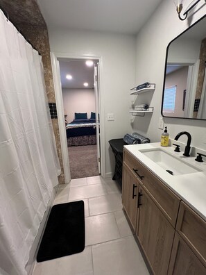 3 bedrooms, desk, iron/ironing board, free WiFi