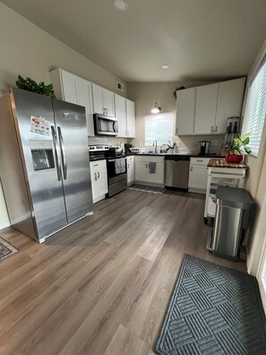 Een koelkast, een magnetron, een oven, een kookplaat