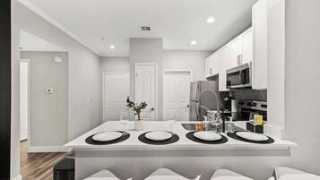 Réfrigérateur, micro-ondes, four, plaque de cuisson