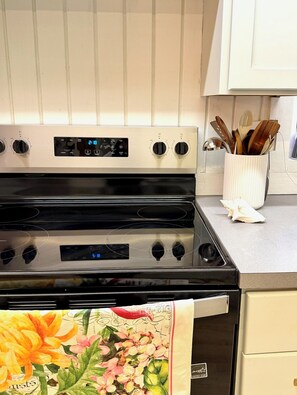 Fridge, microwave, oven, stovetop - Green Flash Cottage - Beachfront Home (Great Harbour Cay)