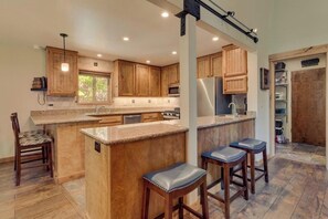 Mikrobølgeovn, ovn, kokeplater og oppvaskmaskin