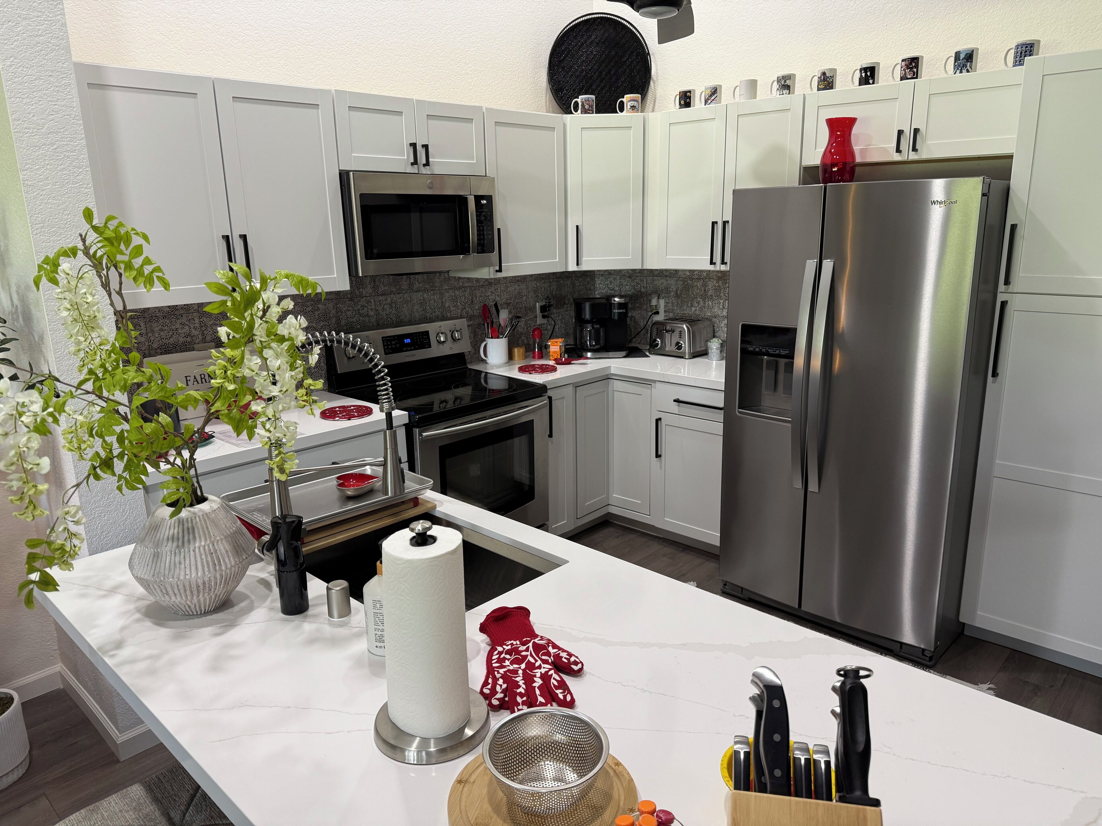 Four à micro-ondes, un four, surface de cuisson, lave-vaisselle