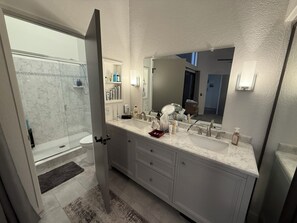 Shower, towels, soap, toilet paper - 2-bedroom condo on Woodhaven Country Club 2nd Fairway in Palm Desert (Palm Desert)