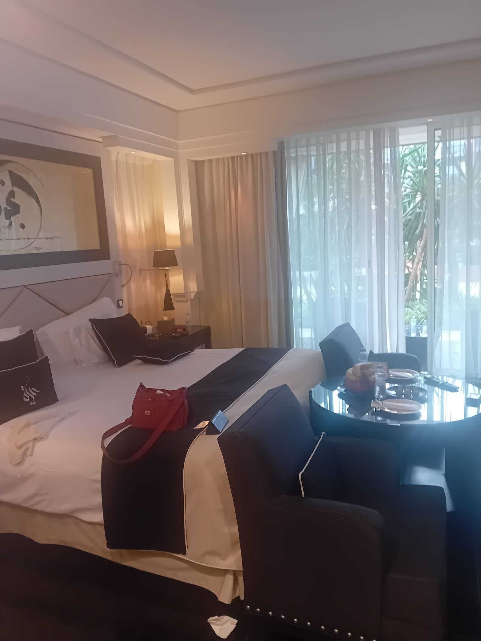 Tabla de planchar con plancha, wifi y ropa de cama 