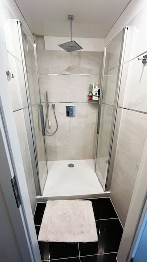 Shower, hair dryer, bidet, towels - Fully furnished apartment with panoramic views of Cologne (Bergisch Gladbach)