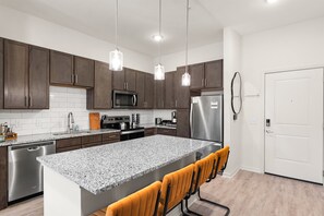 Een koelkast, een magnetron, een oven, een kookplaat