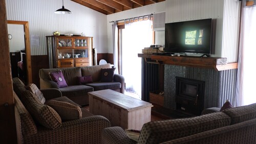 Hunter Valley rivate self contained 2 bedroom log fire and spa cottage