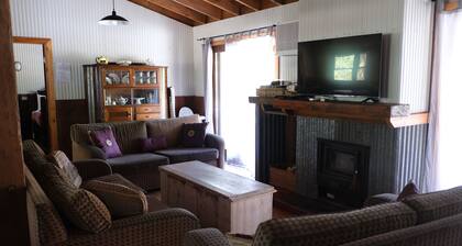 Hunter Valley rivate self contained 2 bedroom log fire and spa cottage