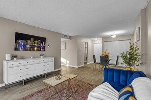 Smart TV - Stylish 2BR in North Miami Close to Aventura Mall (North Miami)