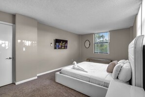 2 chambres, bureau, fer et planche à repasser, lit parapluie