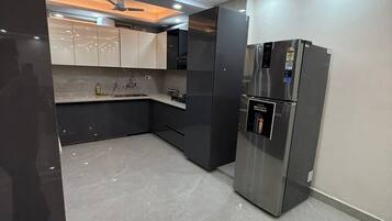 Full-sized fridge, microwave, cookware/dishes/utensils