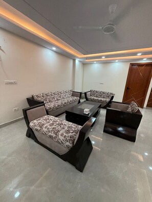 23-inch flat-screen TV with satellite channels - Stella Homestay- Near Yashoobhomi  (New Delhi)
