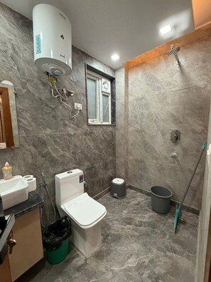 Regadera, toallas, papel de baño