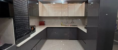 Refrigerador con congelador, microondas y utensilios de cocina