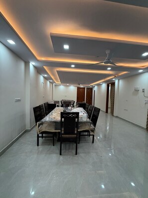 23-inch flat-screen TV with satellite channels - Stella Homestay- Near Yashoobhomi  (New Delhi)
