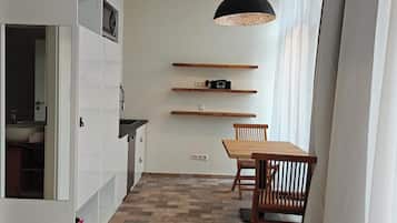 Luksus-studiosuite, hageutsikt | Eget kjøkken | Høy barnestol