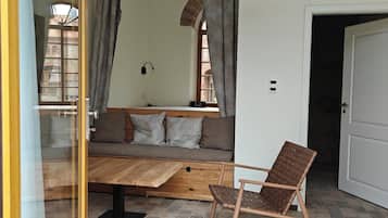 Luxury Studio Suite, Garden View | Living area