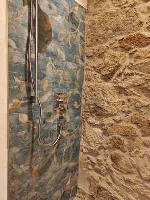 Luxury Studio Suite, Garden View | Bathroom - Appartement mit großer Sonnenterrasse (Grossharthau)