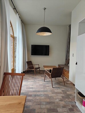 Estudi en suite de luxe, vistes al jardí | Sala d'estar