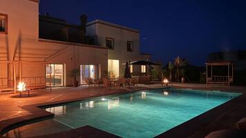 2 piscines extérieures