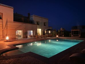 2 outdoor pools
