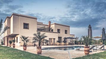 2 piscines extérieures