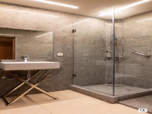 Accessible bathroom - Dar Lazrek Villa & Guest House  (Sidi Abdallah Ghiat)