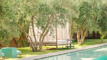 2 outdoor pools